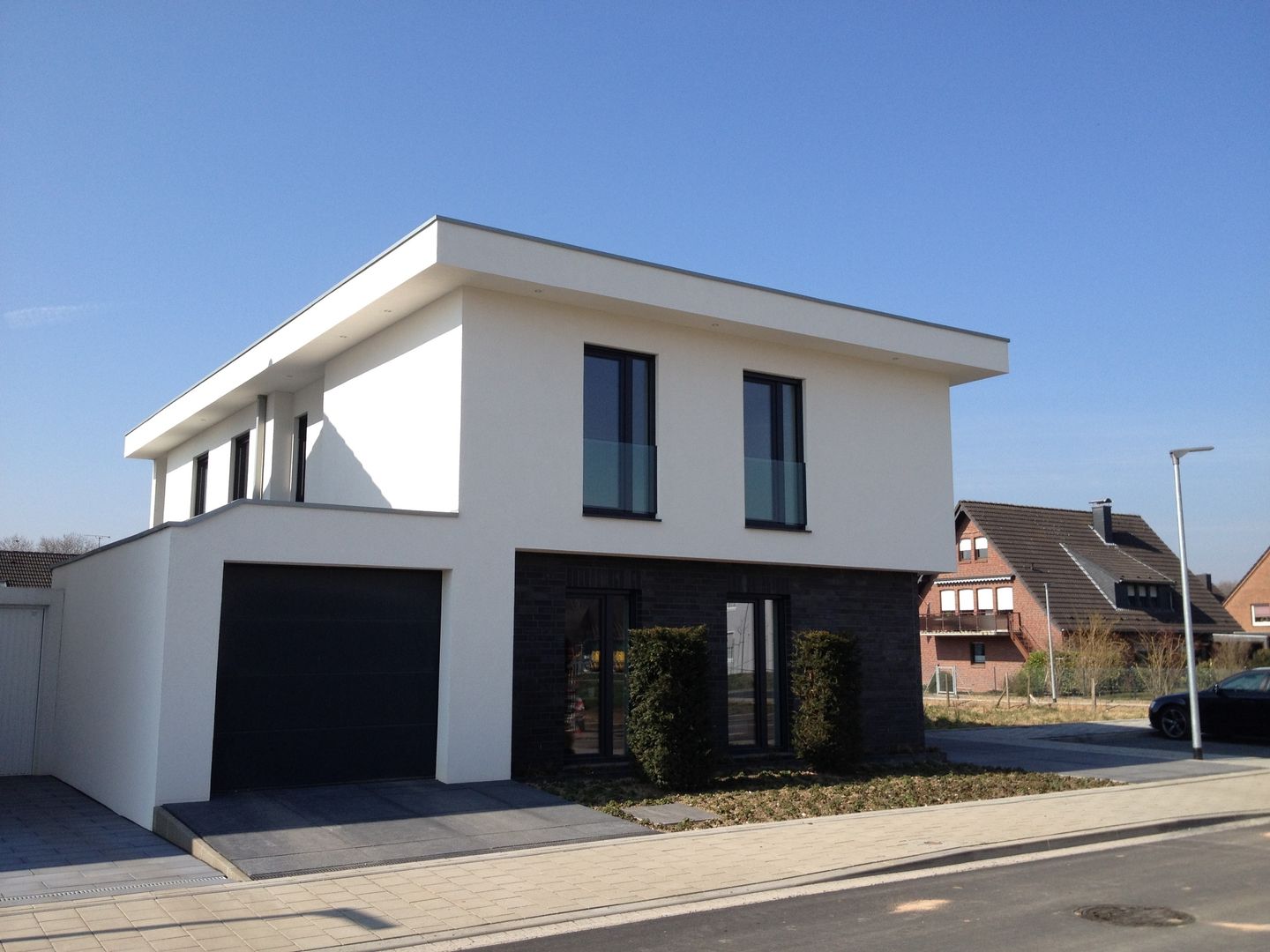 Haus E cordes architektur Moderne Häuser Himmel,Gebäude,Fenster,Anlage,Haus,Grundstück,Asphalt,Wohngebiet,Immobilie,Schatten