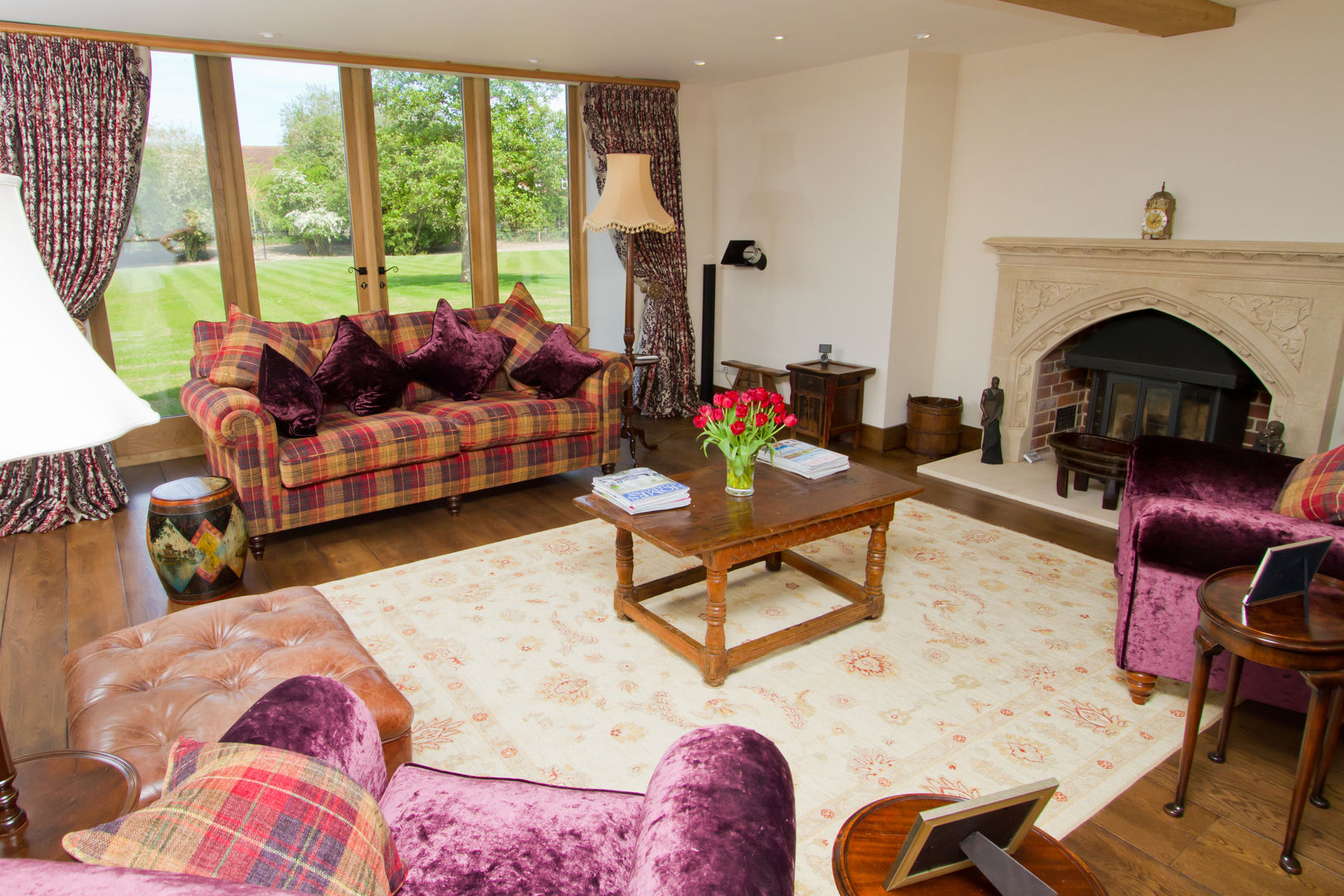 Warm and comfortable lounge area Design by Deborah Ltd Landelijke woonkamers