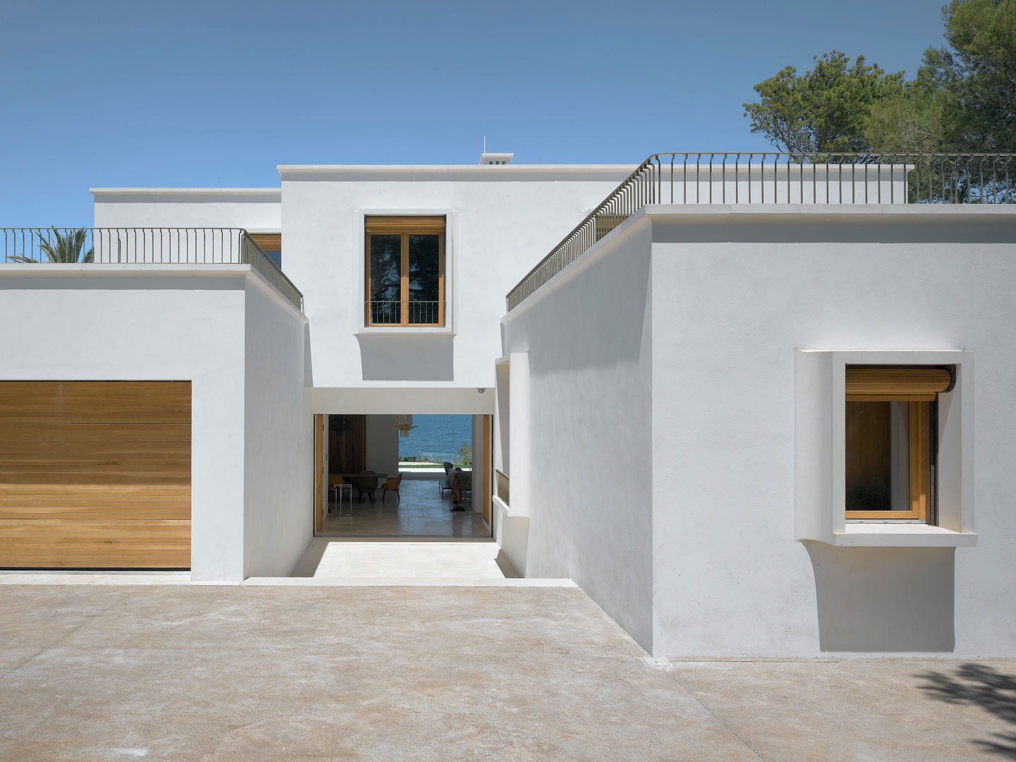 Descender Fronts for optimising passive ventilation strategy homify Casas de estilo mediterráneo