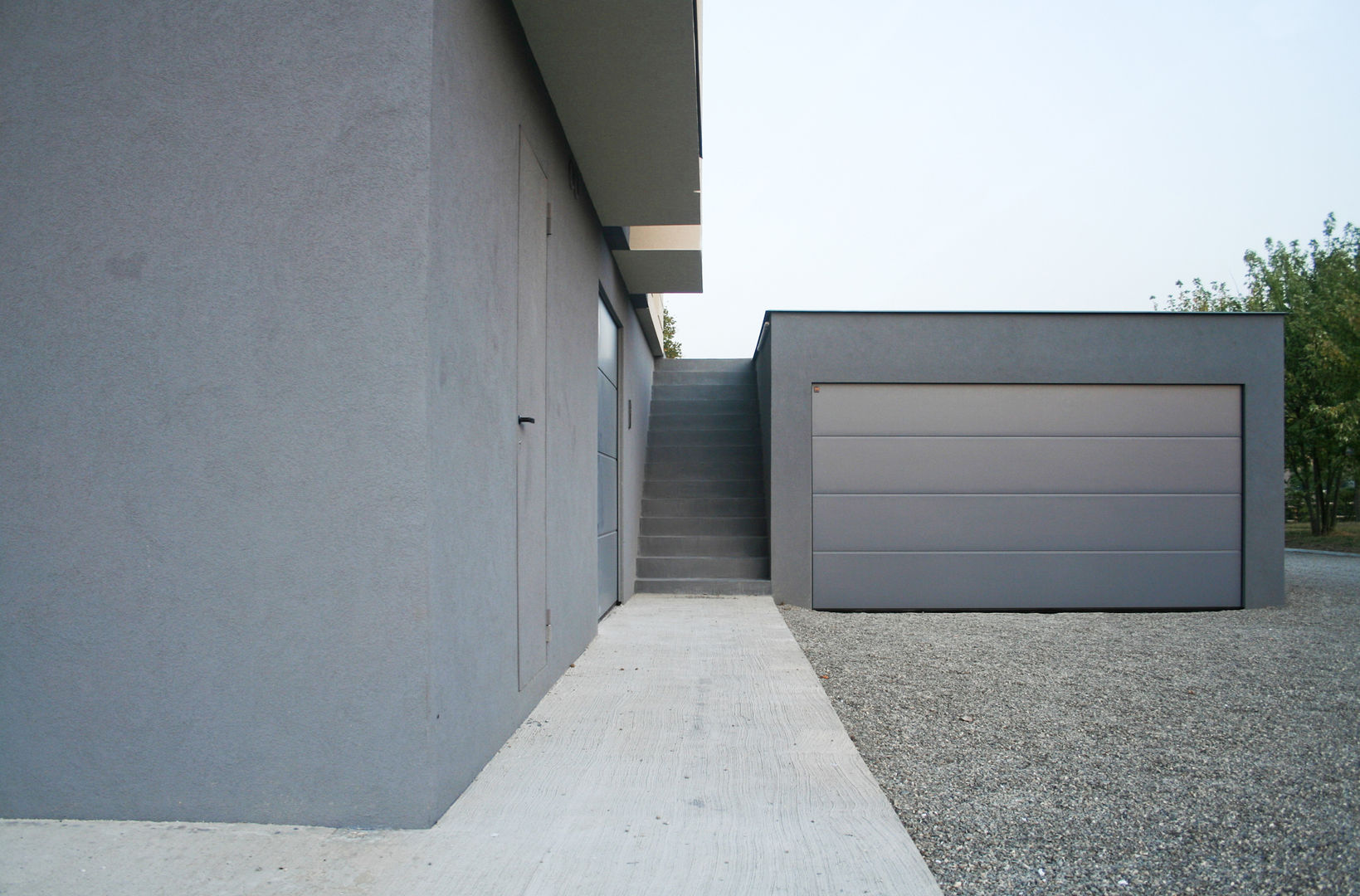 HDBV – housedouble quattro castella, NAT OFFICE - christian gasparini architect NAT OFFICE - christian gasparini architect Garage/Rimessa in stile moderno Manto stradale,Asfalto,Edificio,Ombra,Rettangolo,Pavimento,parete,Materiale composito,Di legno,Esterno automobilistico