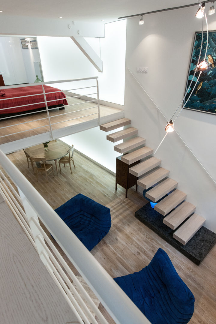 Un loft plus lumineux, Fables de murs Fables de murs Pasillos, vestíbulos y escaleras minimalistas