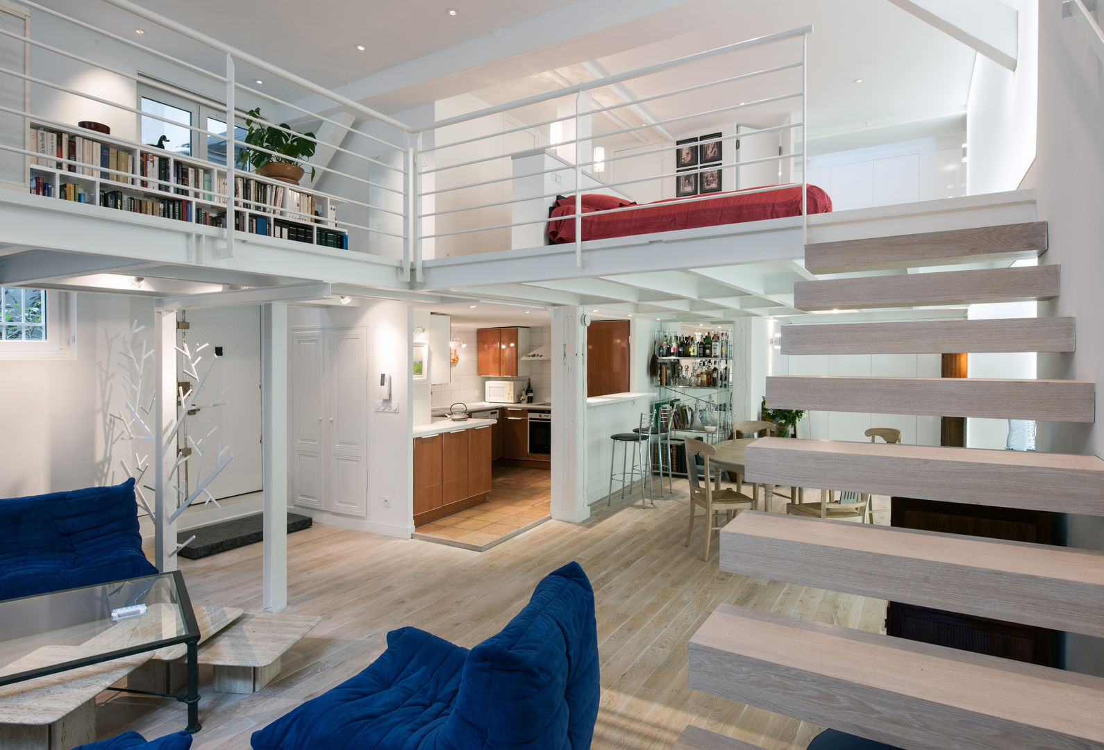 Un loft plus lumineux, Fables de murs Fables de murs Salas modernas