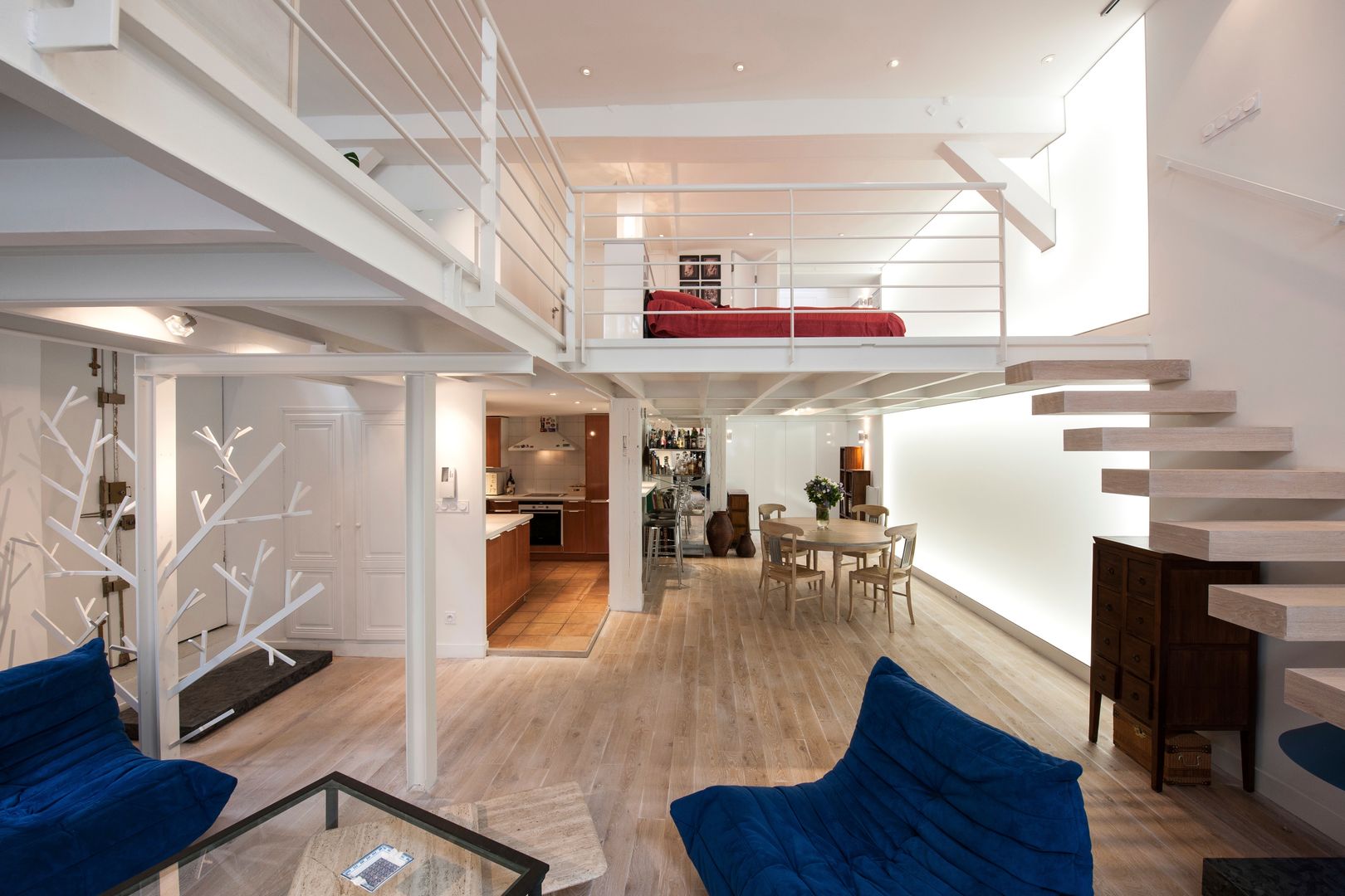 Un loft plus lumineux, Fables de murs Fables de murs Minimalist Oturma Odası