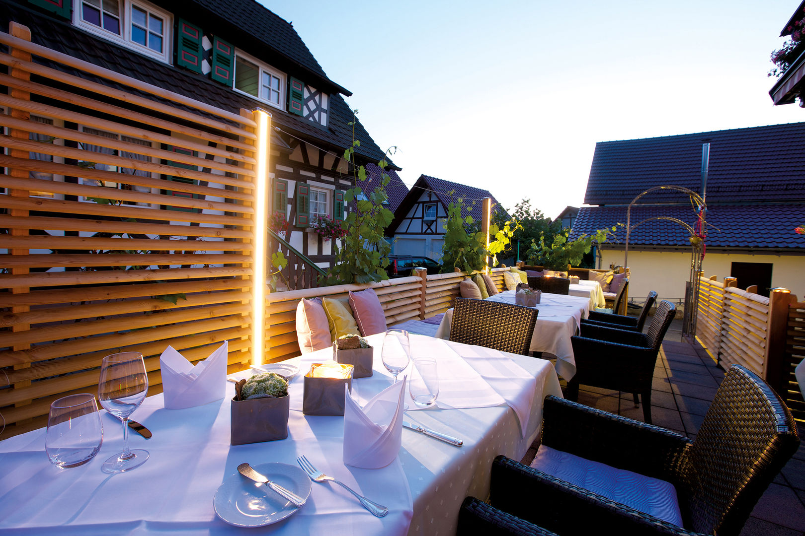 Dinner mit RomanticLite, Braun & Würfele - Holz im Garten Braun & Würfele - Holz im Garten Terrace لکڑی Wood effect