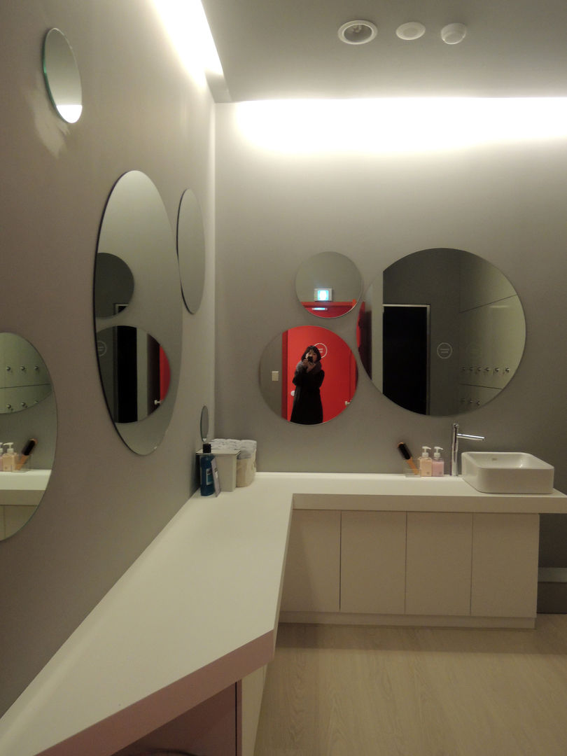 House in House _필라테스 스튜디오, 지오아키텍처 지오아키텍처 現代浴室設計點子、靈感&圖片