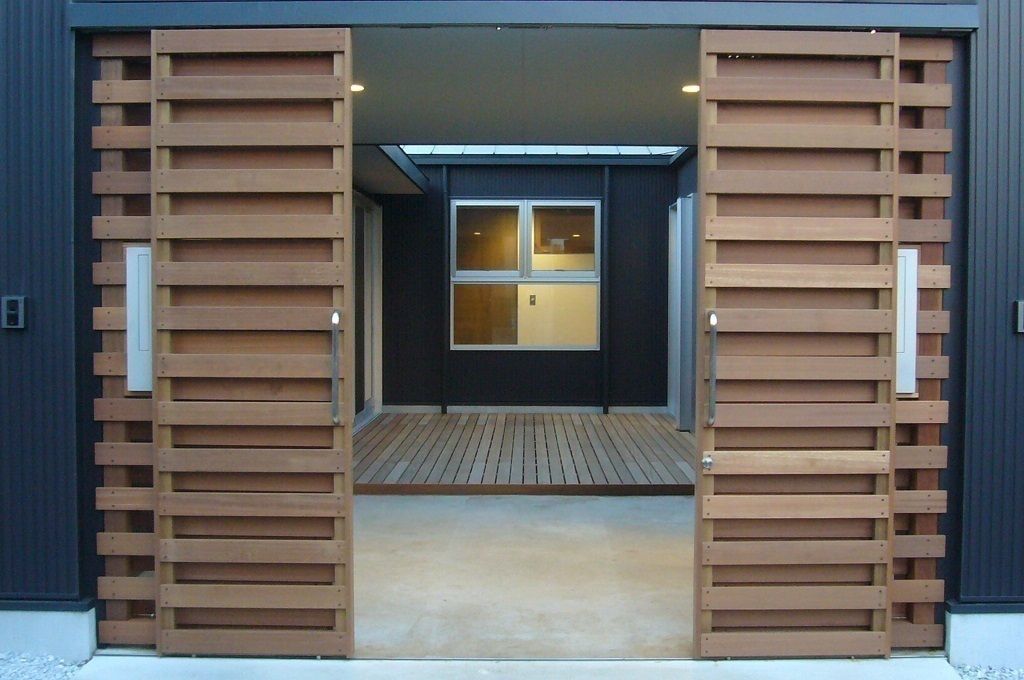 中庭を挟んだ二世帯住宅, 三浦尚人建築設計工房 三浦尚人建築設計工房 ประตูโรงรถ ไม้ Wood effect