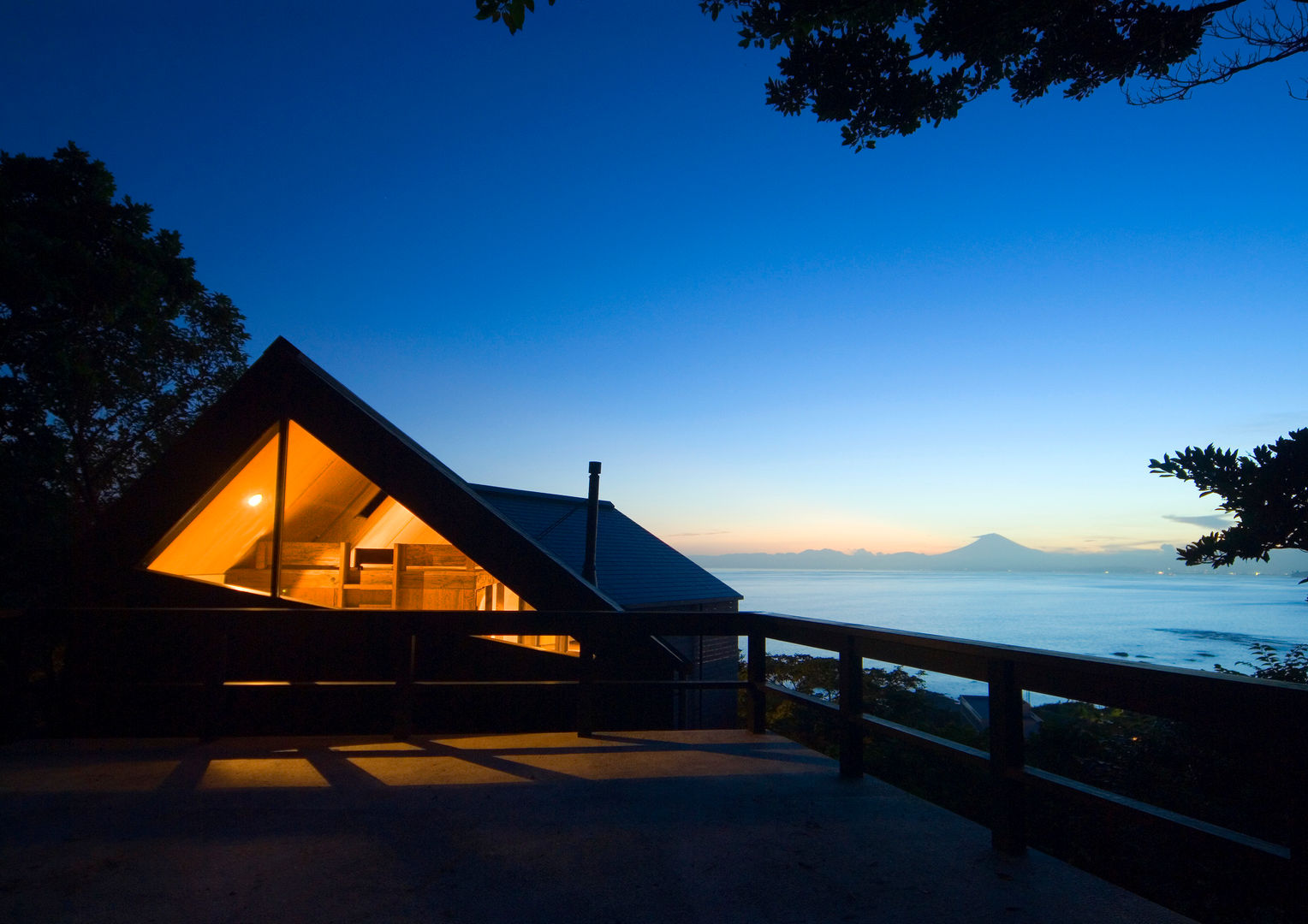 葉山の別荘, 井上洋介建築研究所 井上洋介建築研究所 Modern Evler