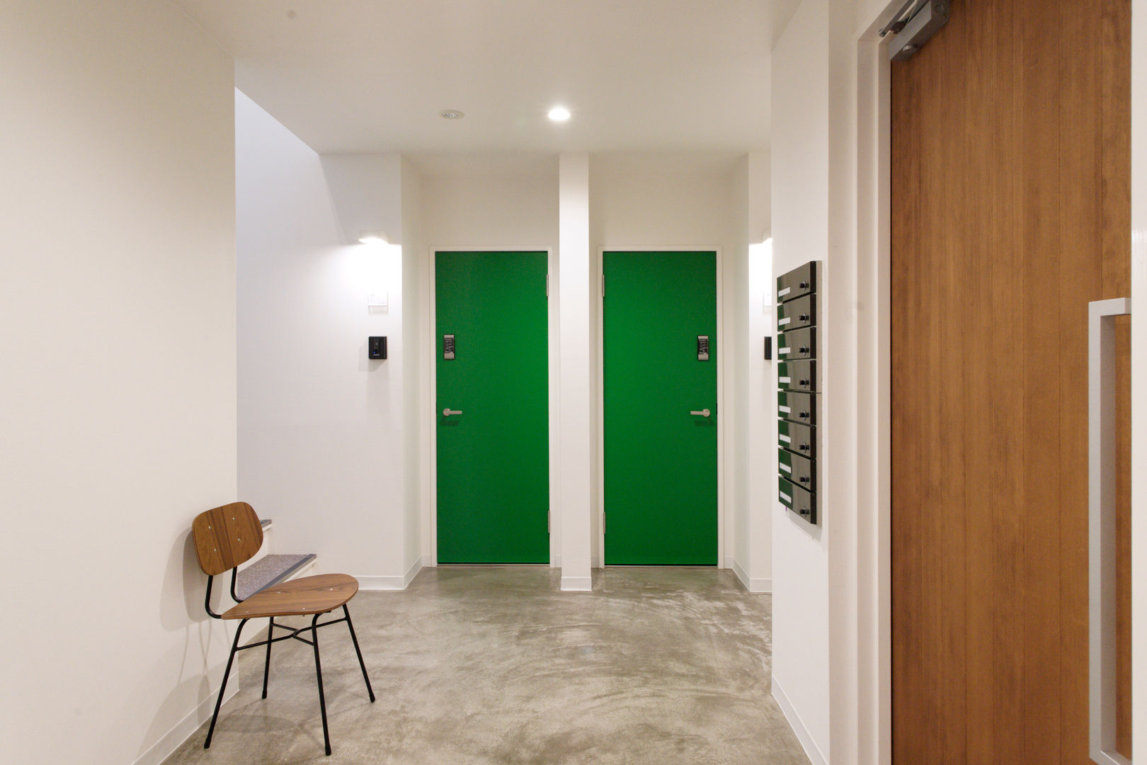 もりの丘アパートメント, hoku archidesign株式会社 hoku archidesign株式会社 Couloir, entrée, escaliers modernes