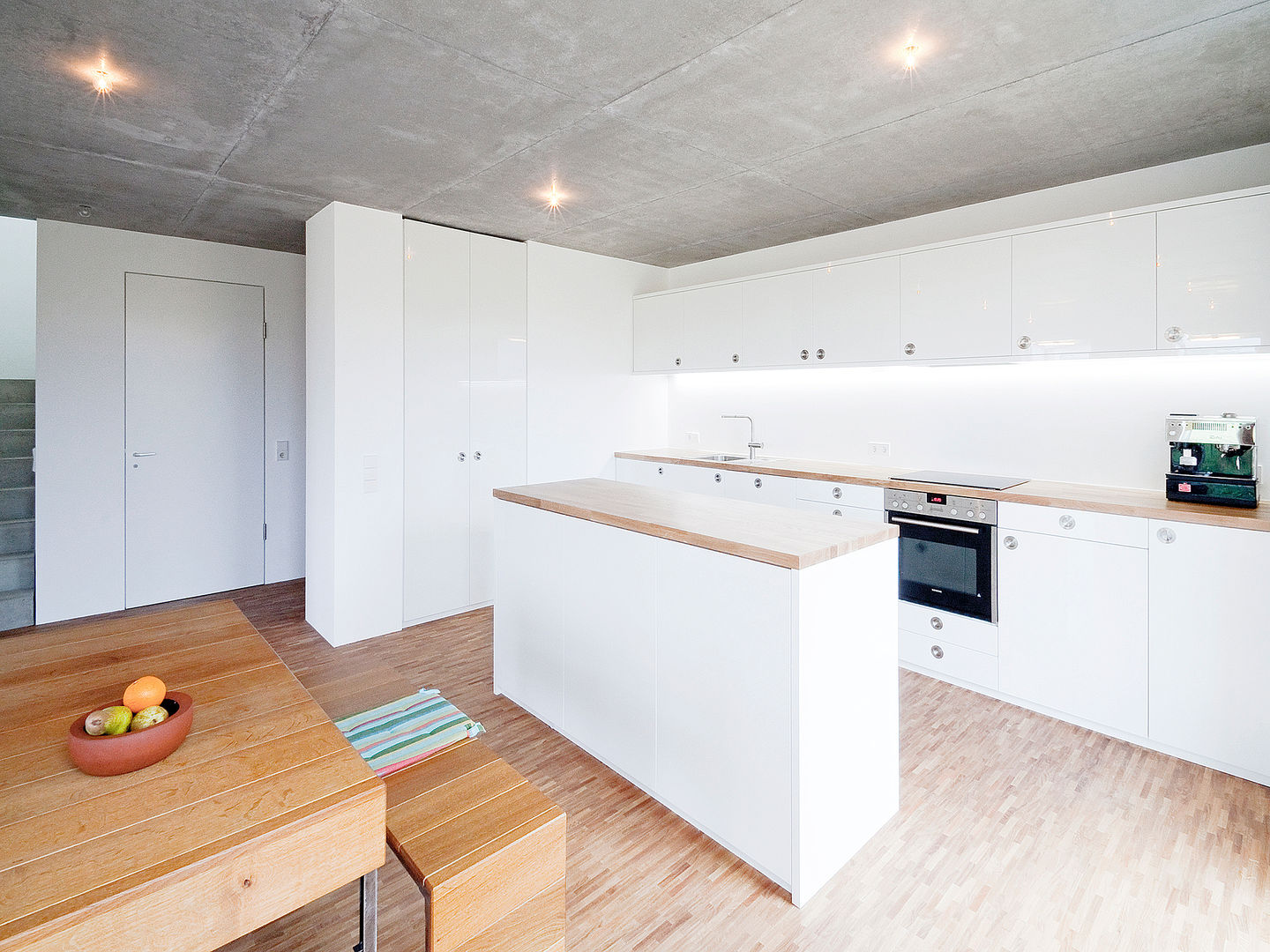 Das Kleine Schwarze, f m b architekten - Norman Binder & Andreas-Thomas Mayer f m b architekten - Norman Binder & Andreas-Thomas Mayer Minimalist kitchen