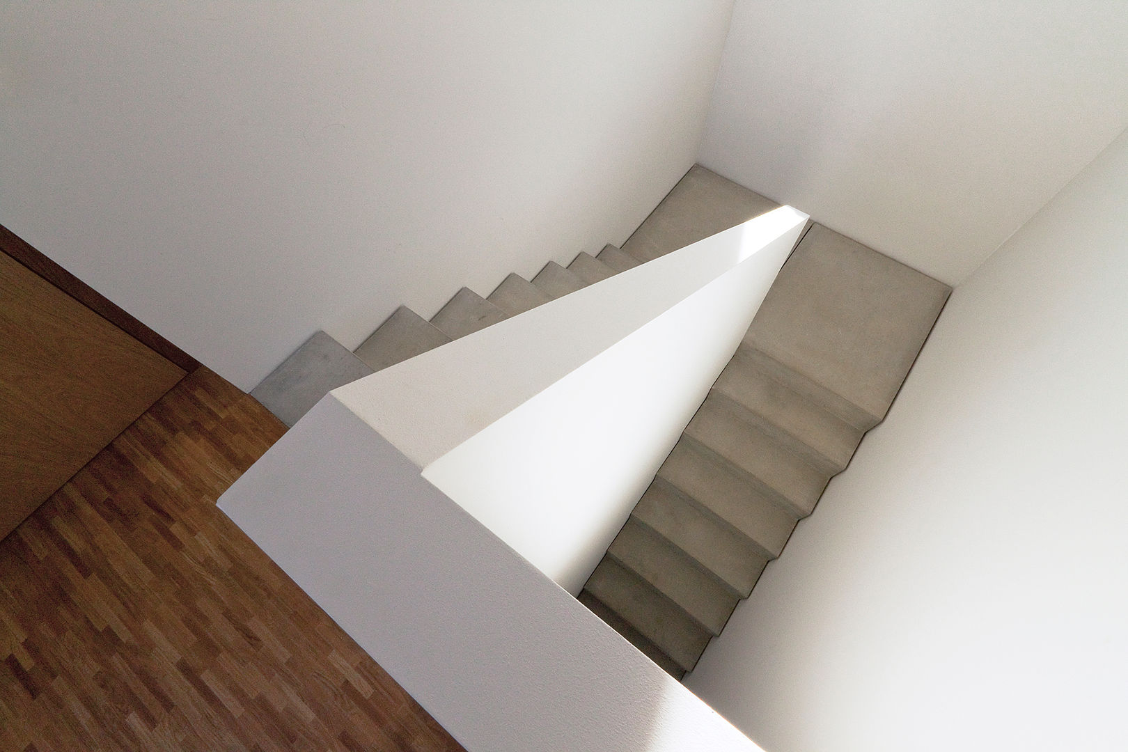 Das Kleine Schwarze, f m b architekten - Norman Binder & Andreas-Thomas Mayer f m b architekten - Norman Binder & Andreas-Thomas Mayer Minimalist corridor, hallway & stairs