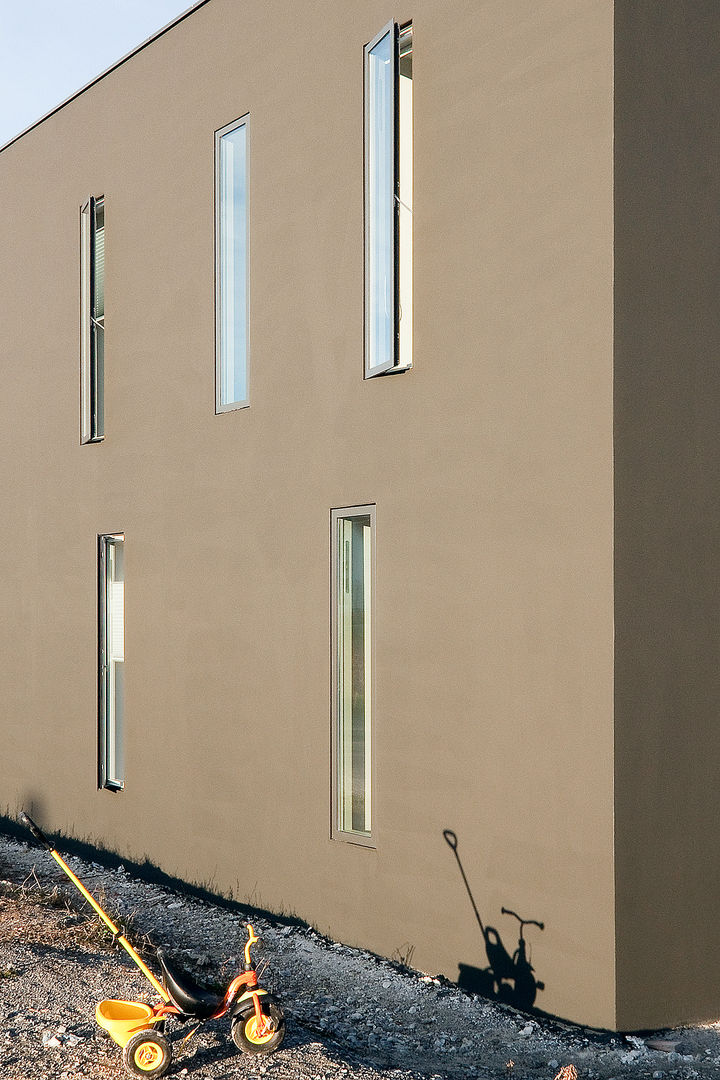 Das Kleine Schwarze, f m b architekten - Norman Binder & Andreas-Thomas Mayer f m b architekten - Norman Binder & Andreas-Thomas Mayer Minimalist windows & doors