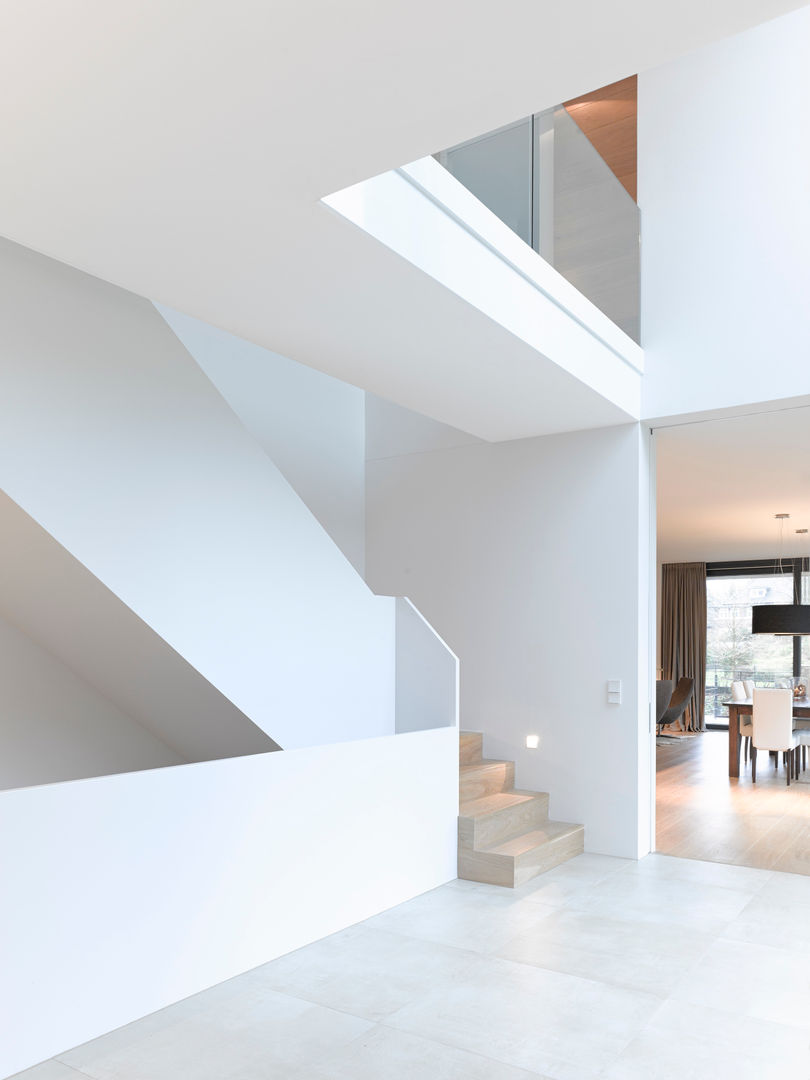 homify Pasillos, vestíbulos y escaleras de estilo moderno