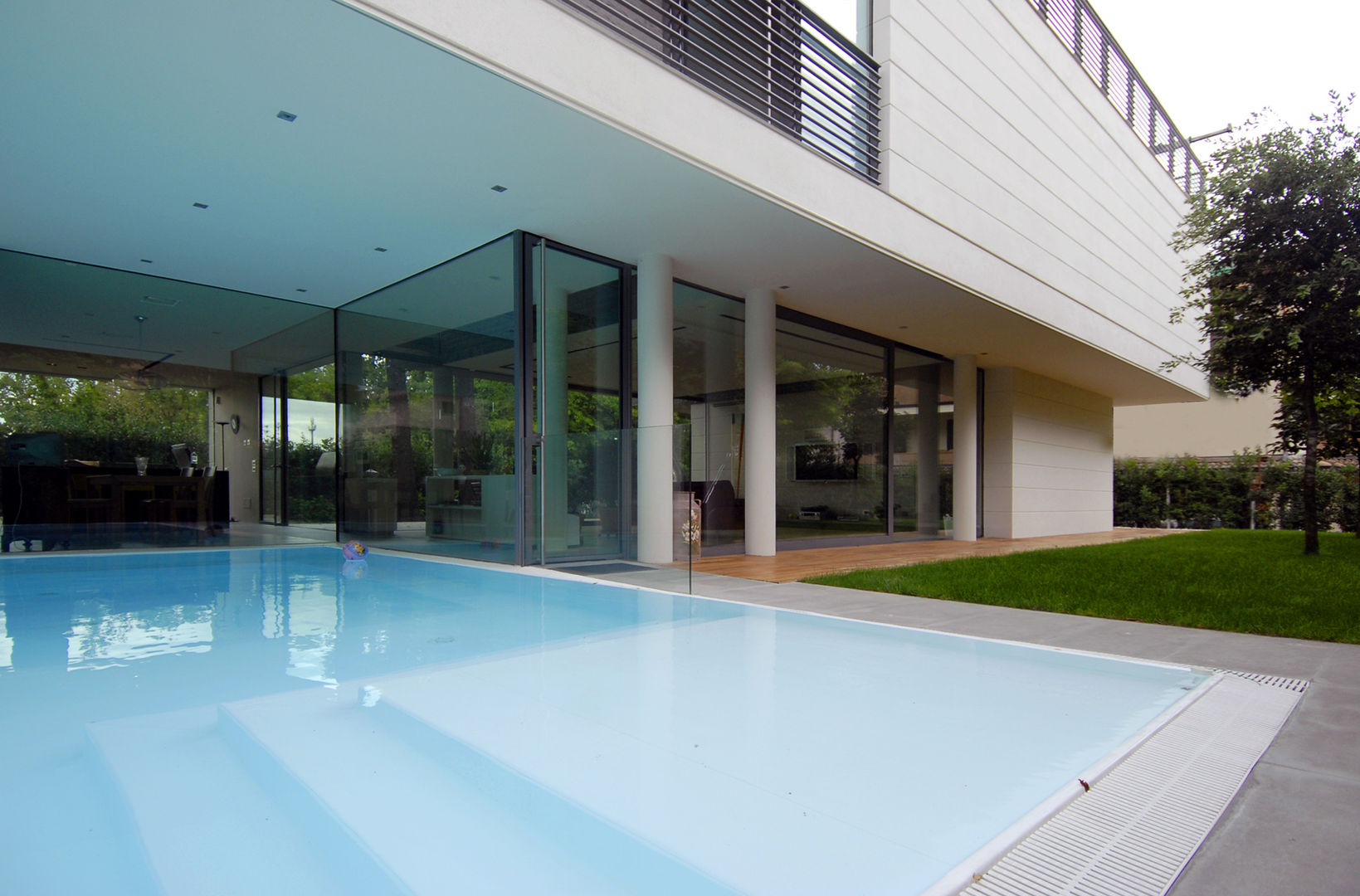 HSBC – housescape reggio emilia, NAT OFFICE - christian gasparini architect NAT OFFICE - christian gasparini architect Piscine moderne