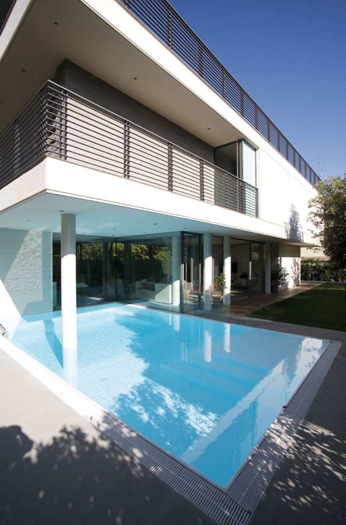 HSBC – housescape reggio emilia, NAT OFFICE - christian gasparini architect NAT OFFICE - christian gasparini architect Modern pool