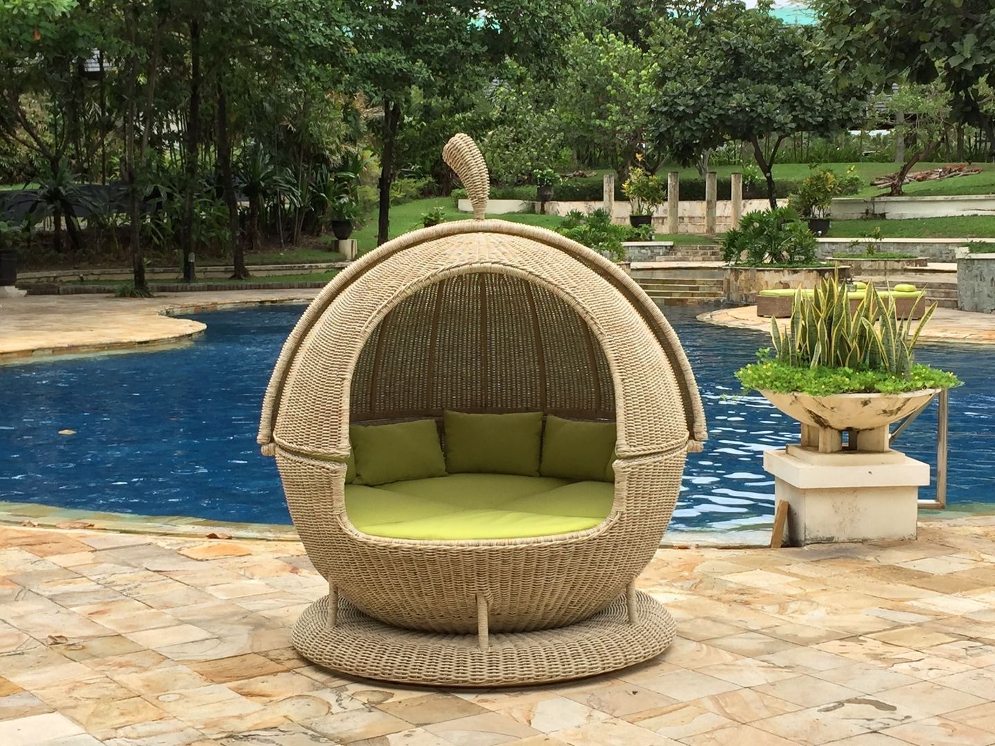 Apple Day Bed Garden Furniture Centre モダンな庭 家具