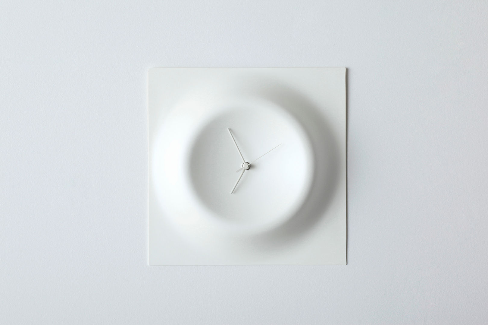 Crater Clock, KENICHIRO OOMORI MOVING DESIGN KENICHIRO OOMORI MOVING DESIGN Salas de estar minimalistas Acessórios e Decoração