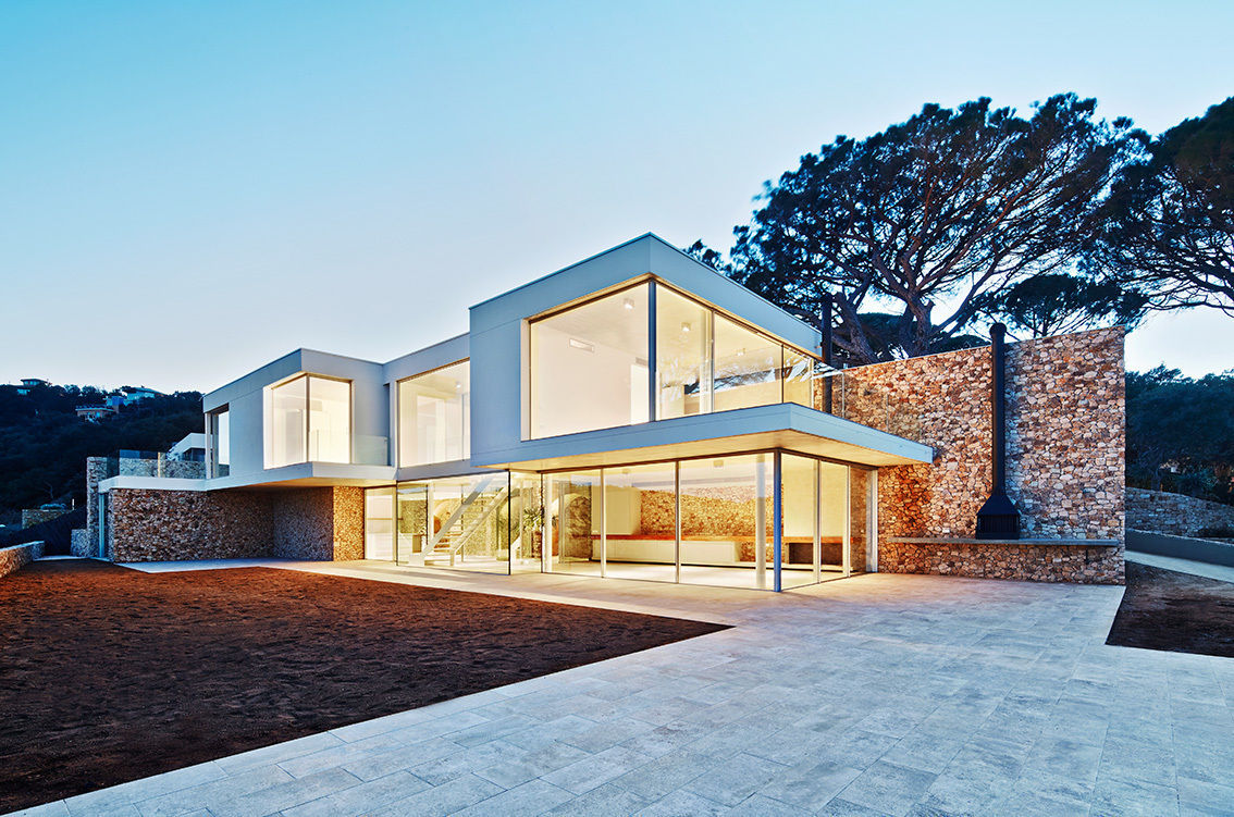 Juncal & Rodney house, Pepe Gascón arquitectura Pepe Gascón arquitectura Casas de estilo mediterráneo Cielo,Edificio,Planta,Sombra,Árbol,Cabaña,casa,Barrio residencial,Fachada,Ventana