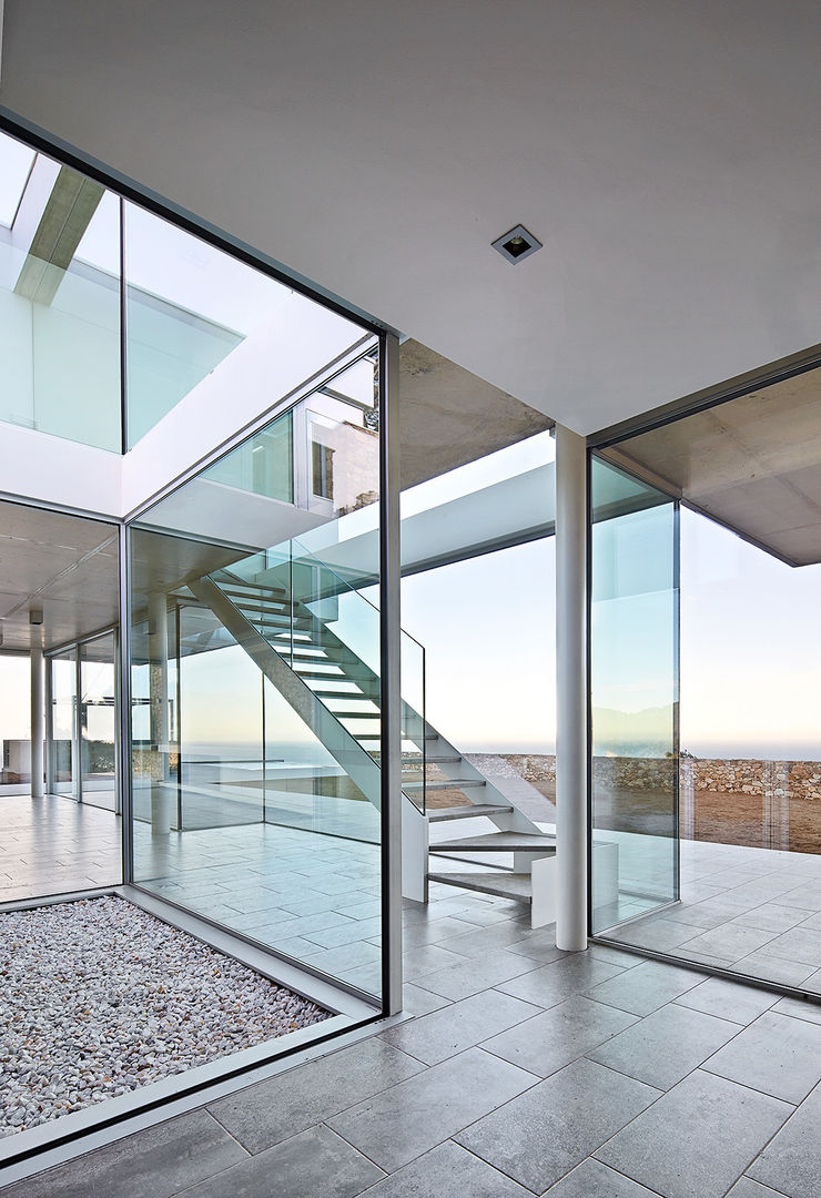 Juncal & Rodney house, Pepe Gascón arquitectura Pepe Gascón arquitectura Mediterranean corridor, hallway & stairs