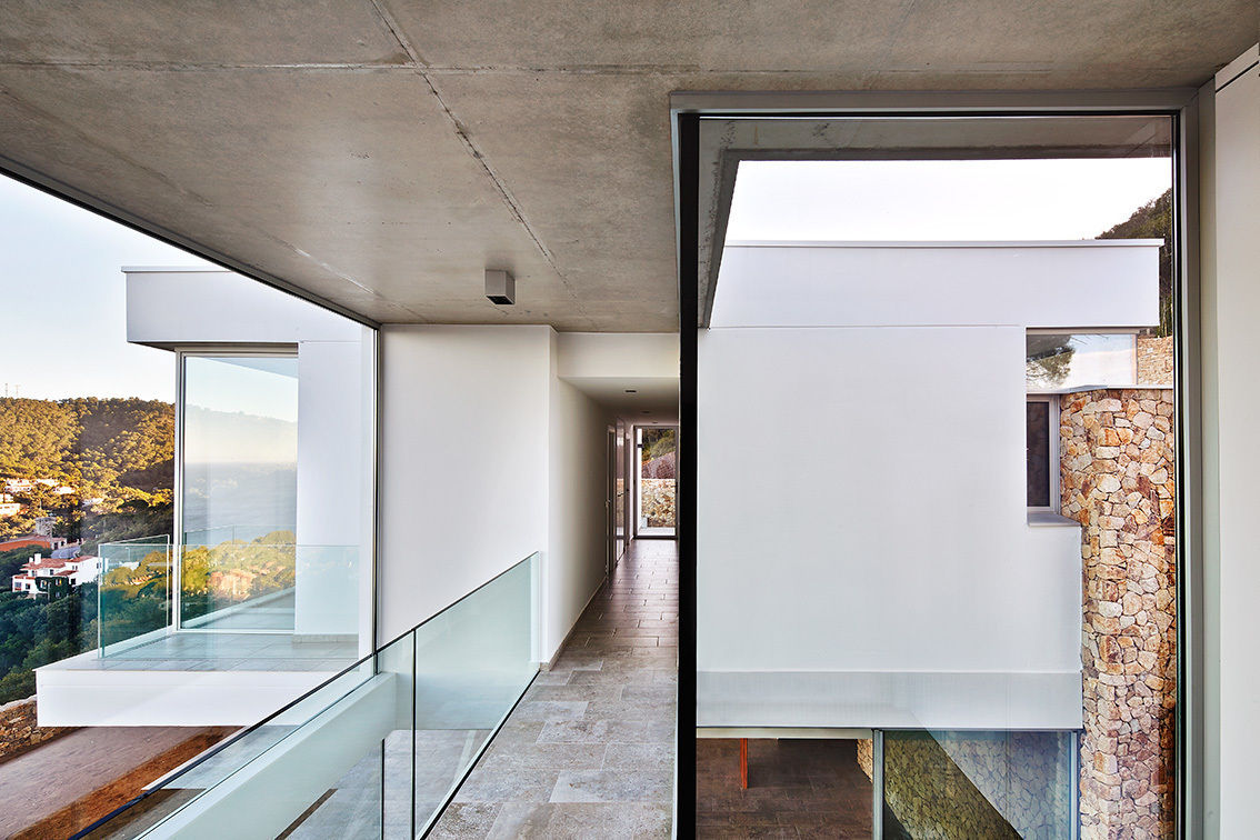 Juncal & Rodney house, Pepe Gascón arquitectura Pepe Gascón arquitectura Mediterranean style corridor, hallway and stairs