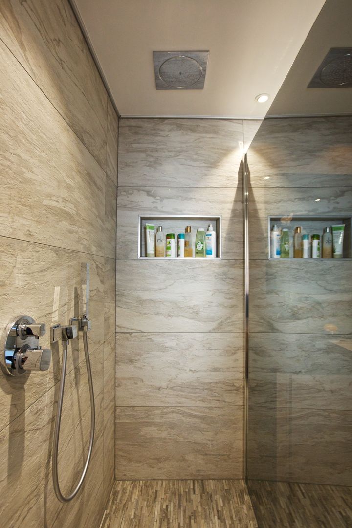Présentation d'une salle de bain spacieuse et moderne, A3Design A3Design Kamar Mandi Modern