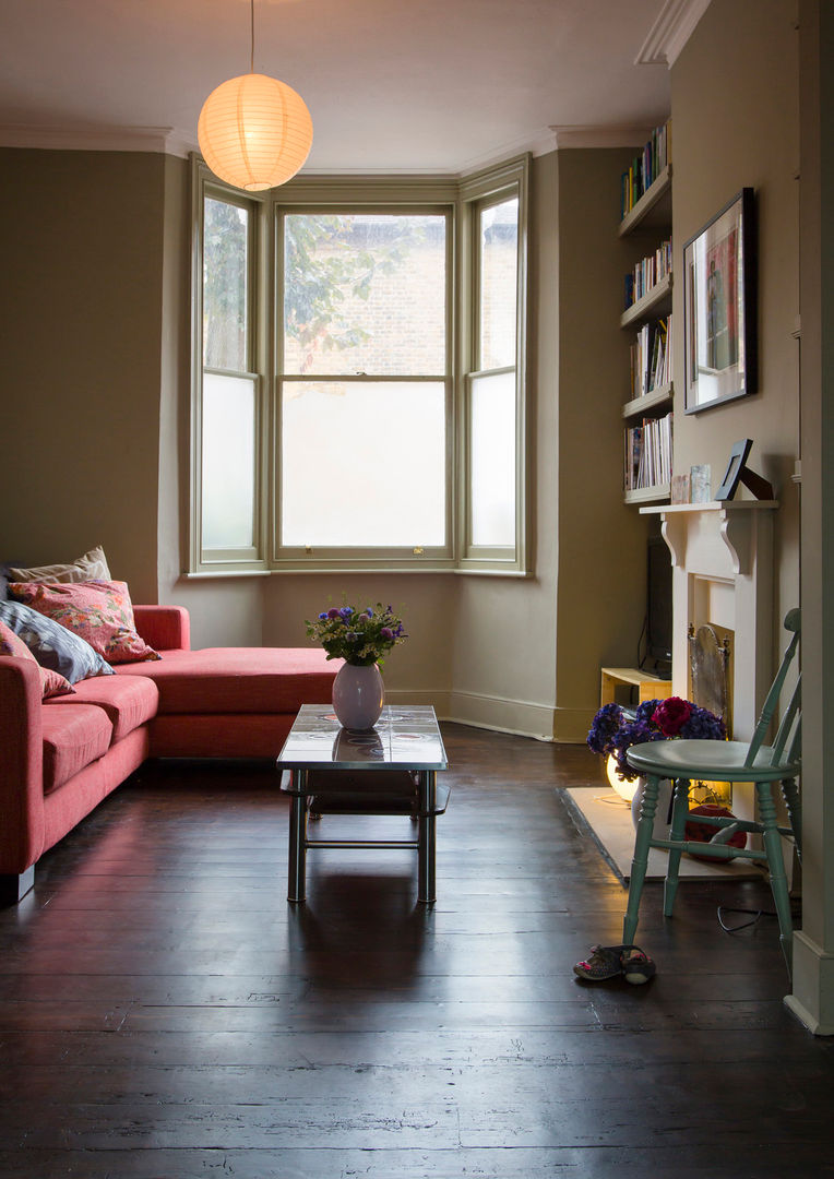 Living Room Mustard Architects Salas de estilo clásico