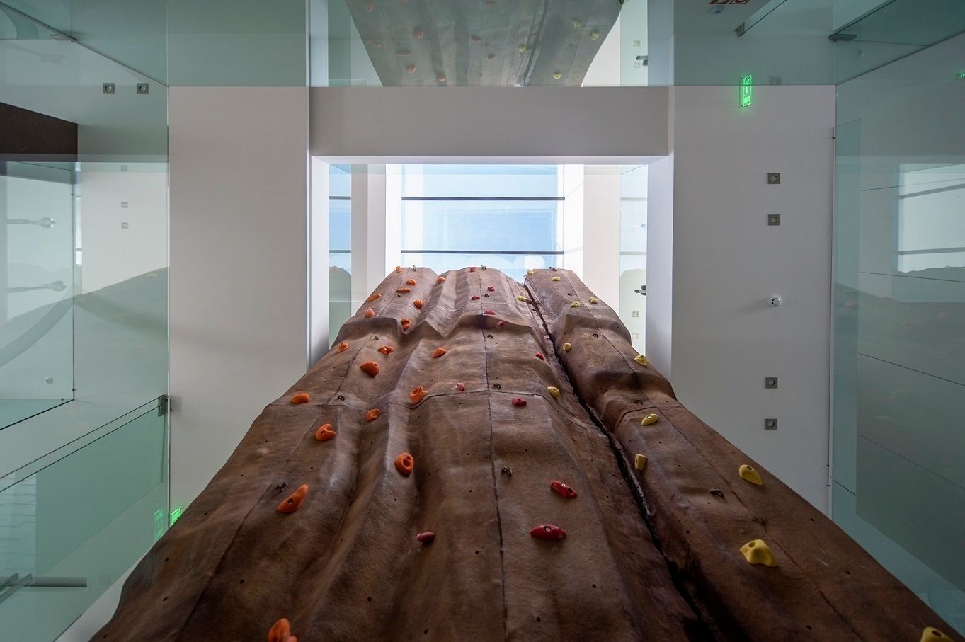 Reabilitação de Edifício Sede Social dos Amigos da Montanha - Associação de Montanhismo de Barcelinhos, Risco Singular - Arquitectura Lda Risco Singular - Arquitectura Lda Minimalist corridor, hallway & stairs