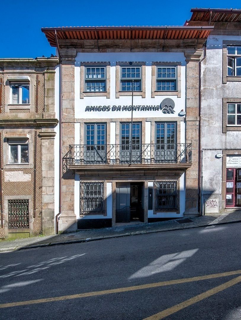 Reabilitação de Edifício Sede Social dos Amigos da Montanha - Associação de Montanhismo de Barcelinhos, Risco Singular - Arquitectura Lda Risco Singular - Arquitectura Lda Casas rústicas