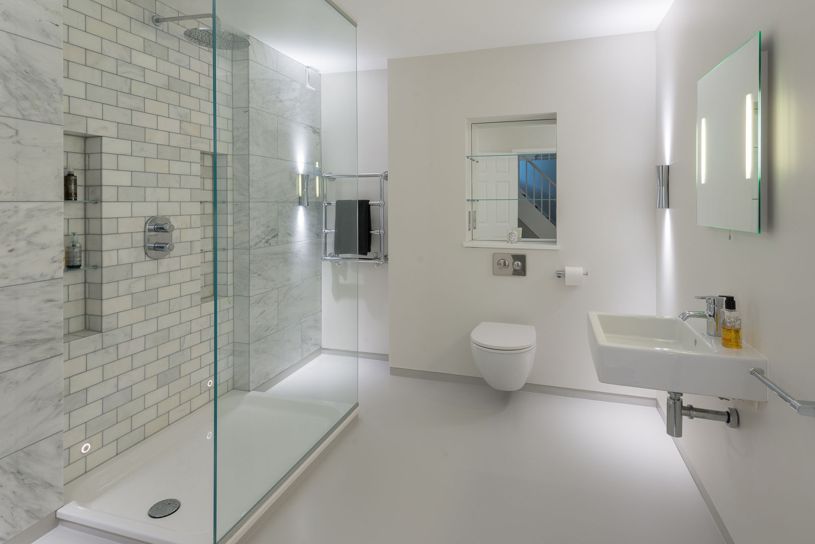 homify Modern bathroom