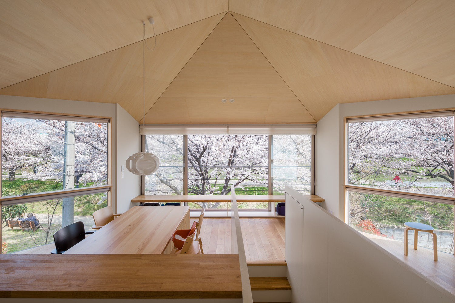 隅切りの家, 株式会社リオタデザイン 株式会社リオタデザイン Modern living room