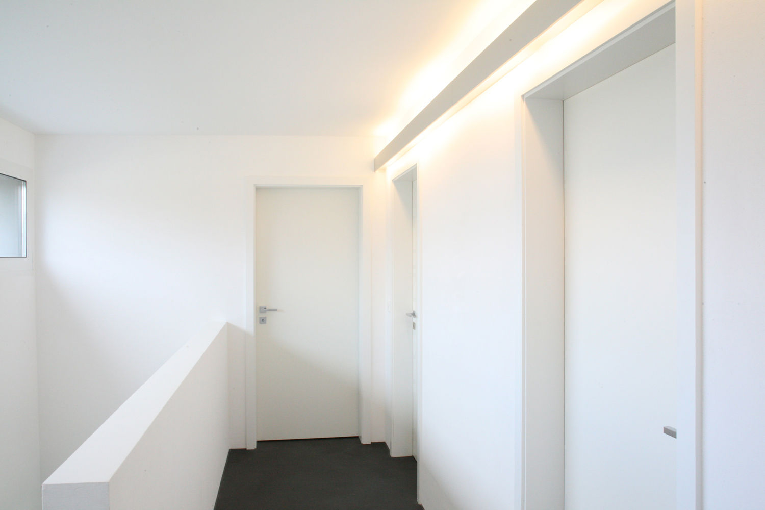 EFH Busswil, skizzenROLLE skizzenROLLE Modern Corridor, Hallway and Staircase