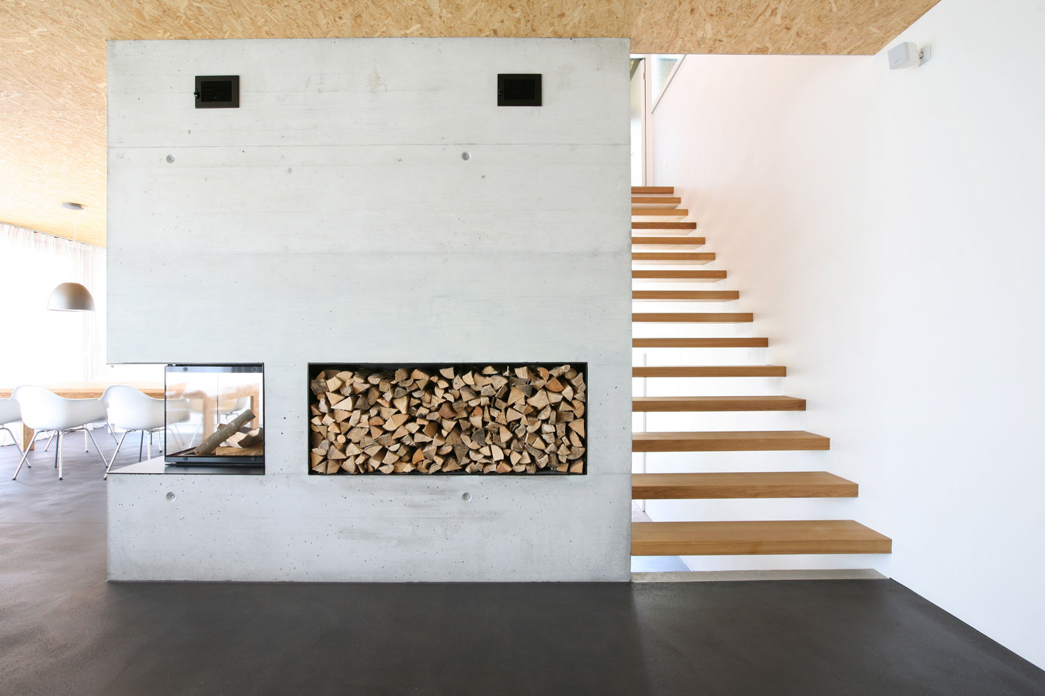 EFH Kirchberg, skizzenROLLE skizzenROLLE 现代客厅設計點子、靈感 & 圖片