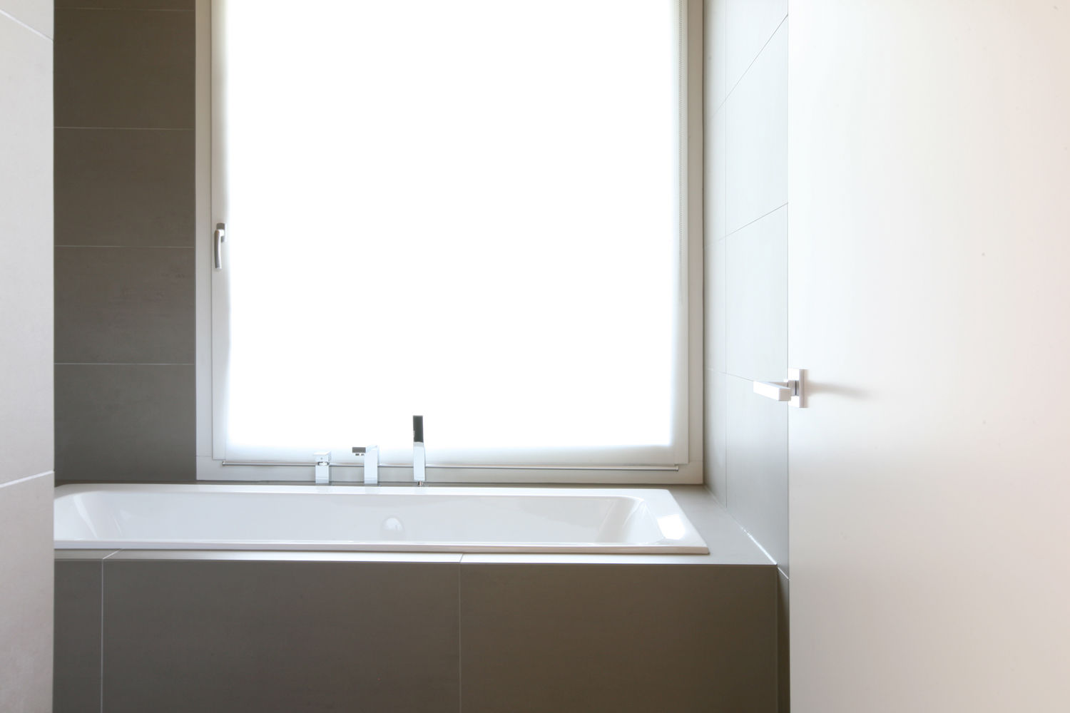 EFH Kirchberg, skizzenROLLE skizzenROLLE Ванная комната в стиле модерн