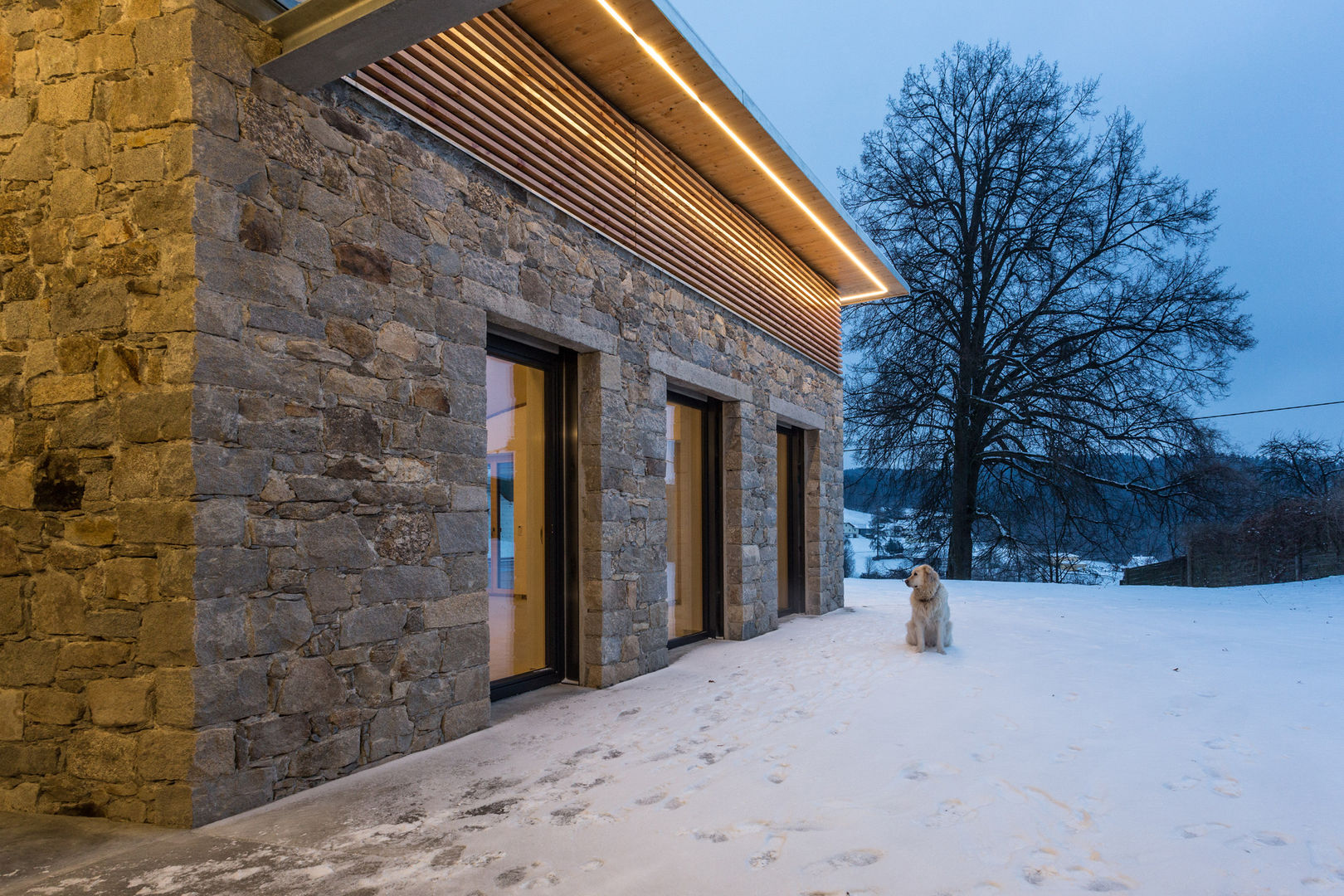 Hausfassade aus Naturstein und Holz, Jahn Gewölbebau Jahn Gewölbebau Casas modernas