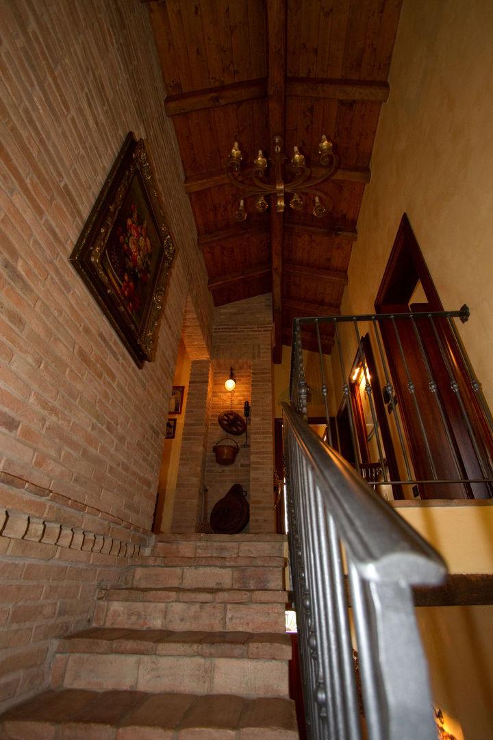 Casale Rustico, Interior Design Stefano Bergami Interior Design Stefano Bergami Pasillos, vestíbulos y escaleras rústicos