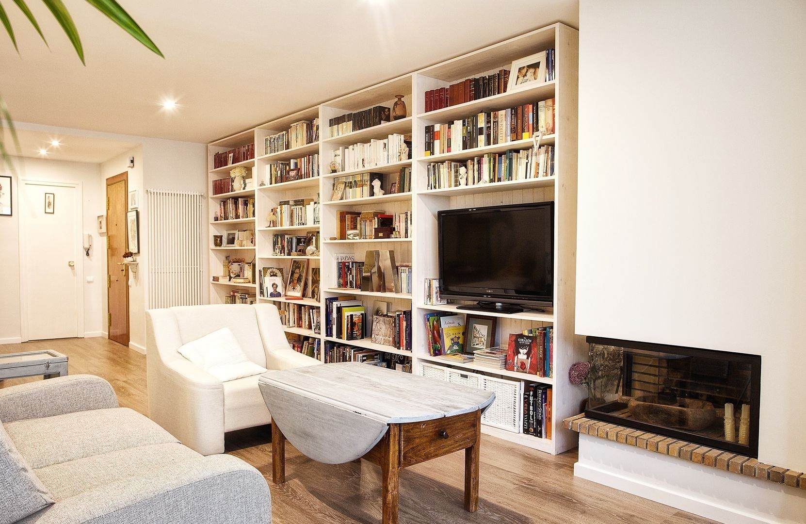 Casa Maika en Sant Cugat del Vallès, Paletto's Furnature Paletto's Furnature مكتب عمل أو دراسة Cupboards & shelving