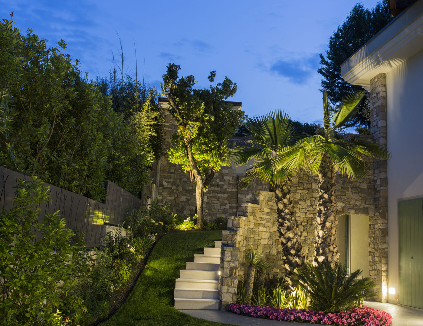 Illuminazione residenziale sul Lago di Garda, PLATEK PLATEK Jardines de estilo mediterráneo