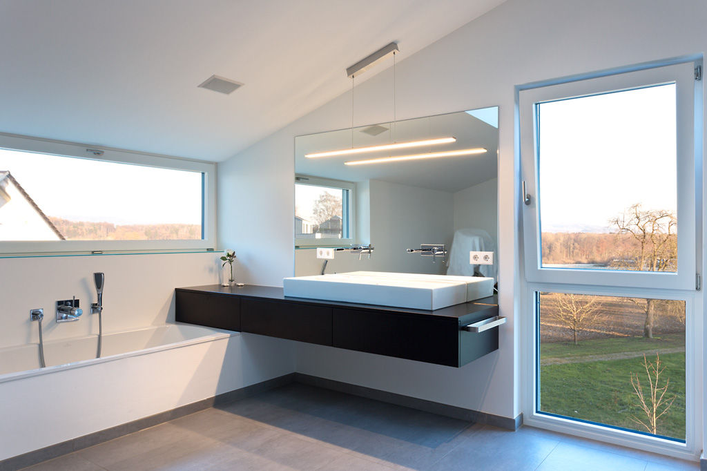 Großzügig und lichtdurchflutet: modernes Einfamilienhaus, m67 architekten m67 architekten Modern bathroom