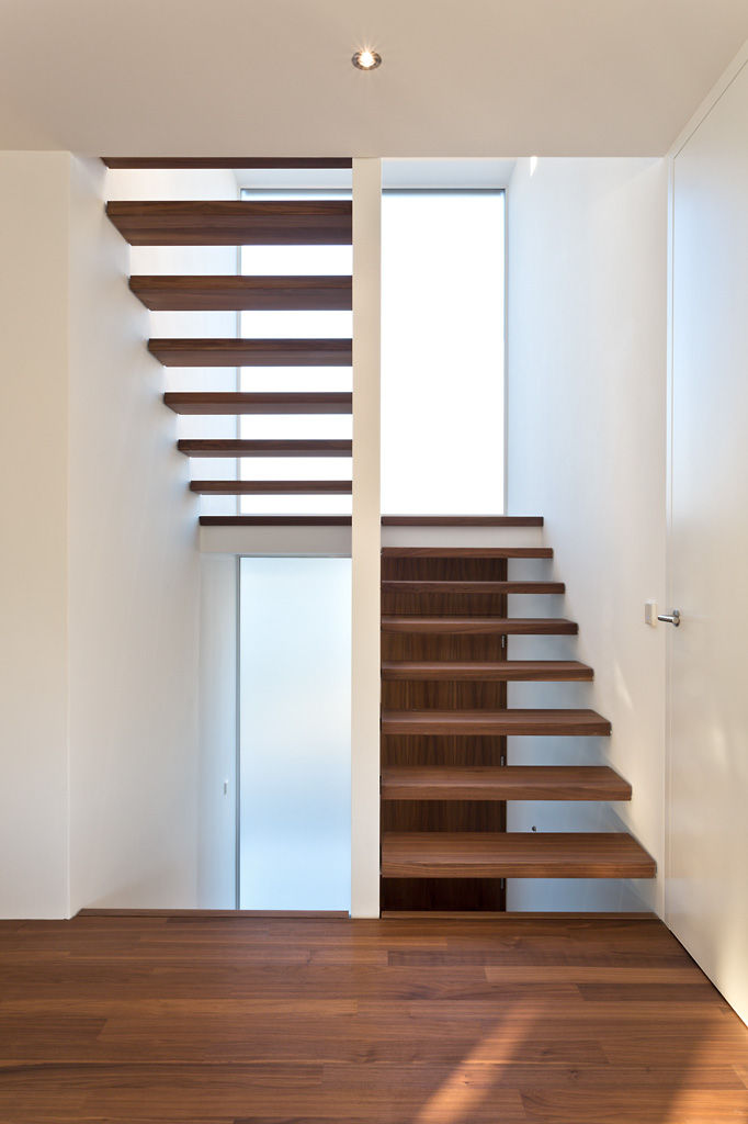 Großzügig und lichtdurchflutet: modernes Einfamilienhaus, m67 architekten m67 architekten Modern Corridor, Hallway and Staircase