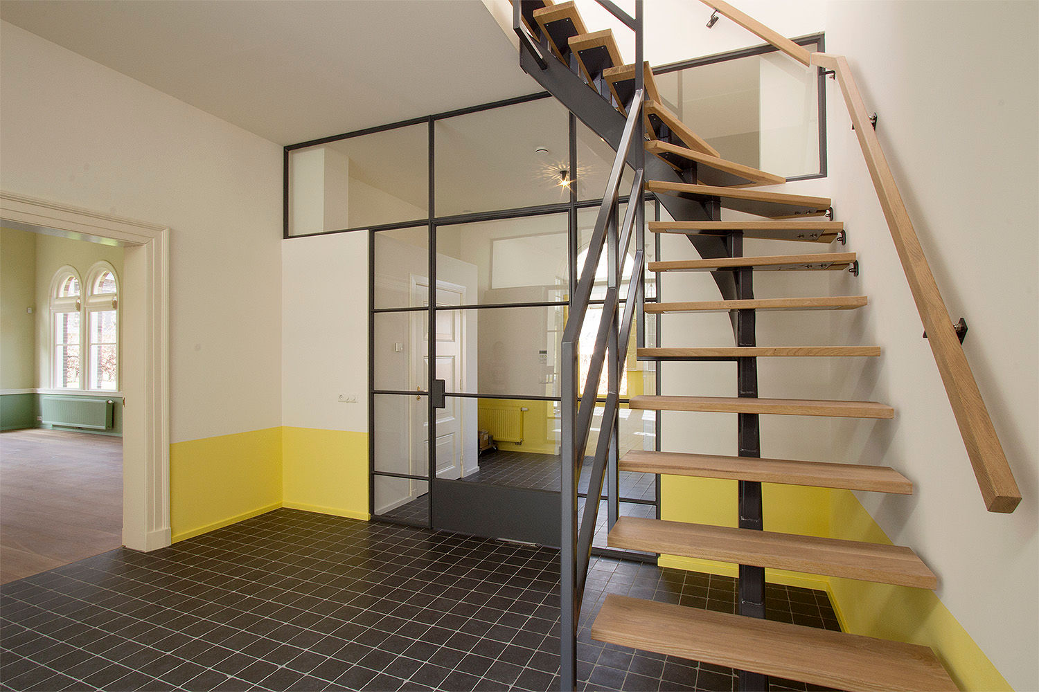 VAN LABORATORIUM NAAR WOONHUIS, Architectenbureau Vroom Architectenbureau Vroom Country style corridor, hallway& stairs