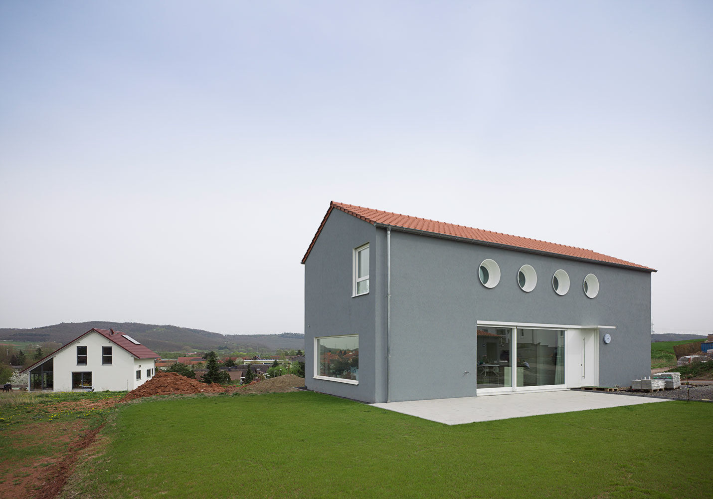 Haus E, Bau Eins Architekten BDA Bau Eins Architekten BDA Moderne Häuser Himmel,Gebäude,Fenster,Anlage,Haus,Grundstück,Gras,Befestigung,Hütte,Schmucklos