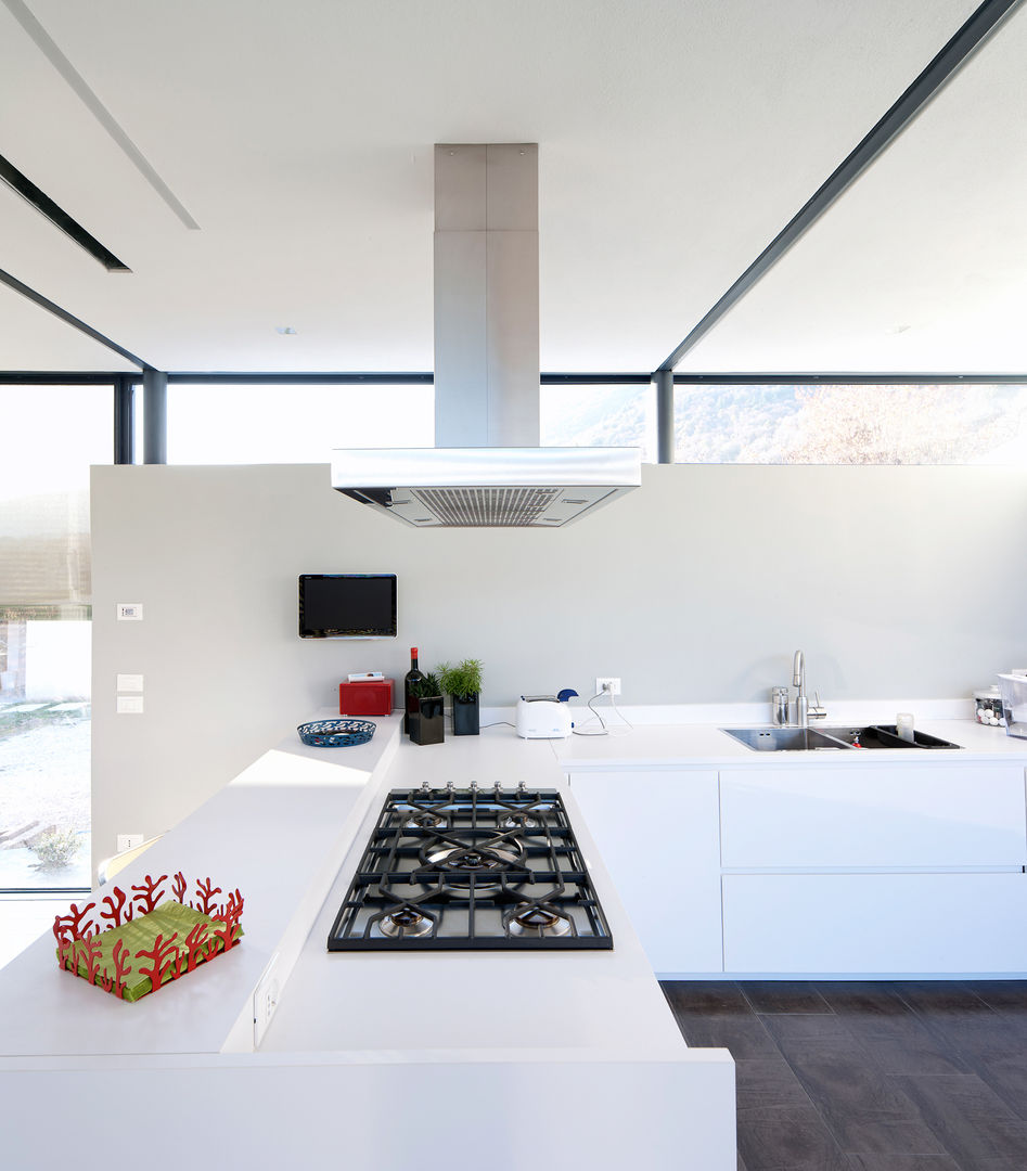 The work corner of the kitchen SARA DALLA SERRA ARCHITETTO Cucina rurale Lavandini & Rubinetti