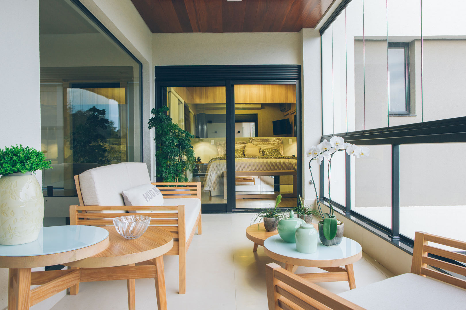 Varanda suite master Neoarch Varandas, alpendres e terraços modernos