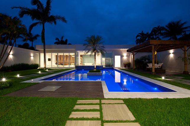 Casa de praia no litoral paulista prima pelo conforto e elegância, Guido Iluminação e Design Guido Iluminação e Design Pool