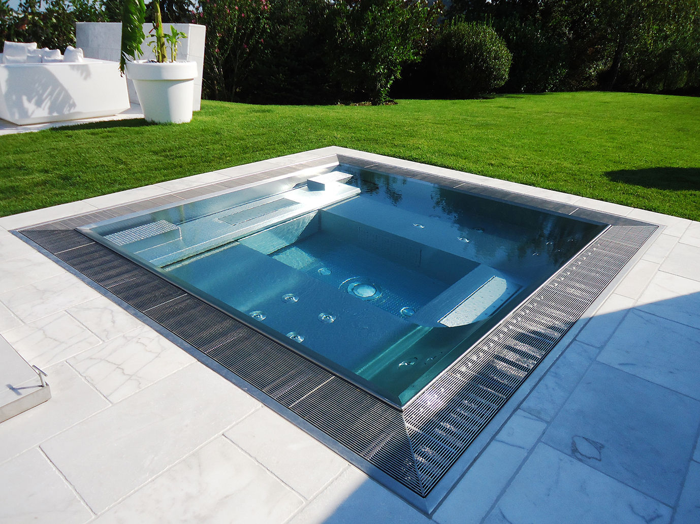 Whirlpool - Ein edler Traum im eigenen Garten, Polytherm GmbH. Polytherm GmbH. 모던스타일 수영장