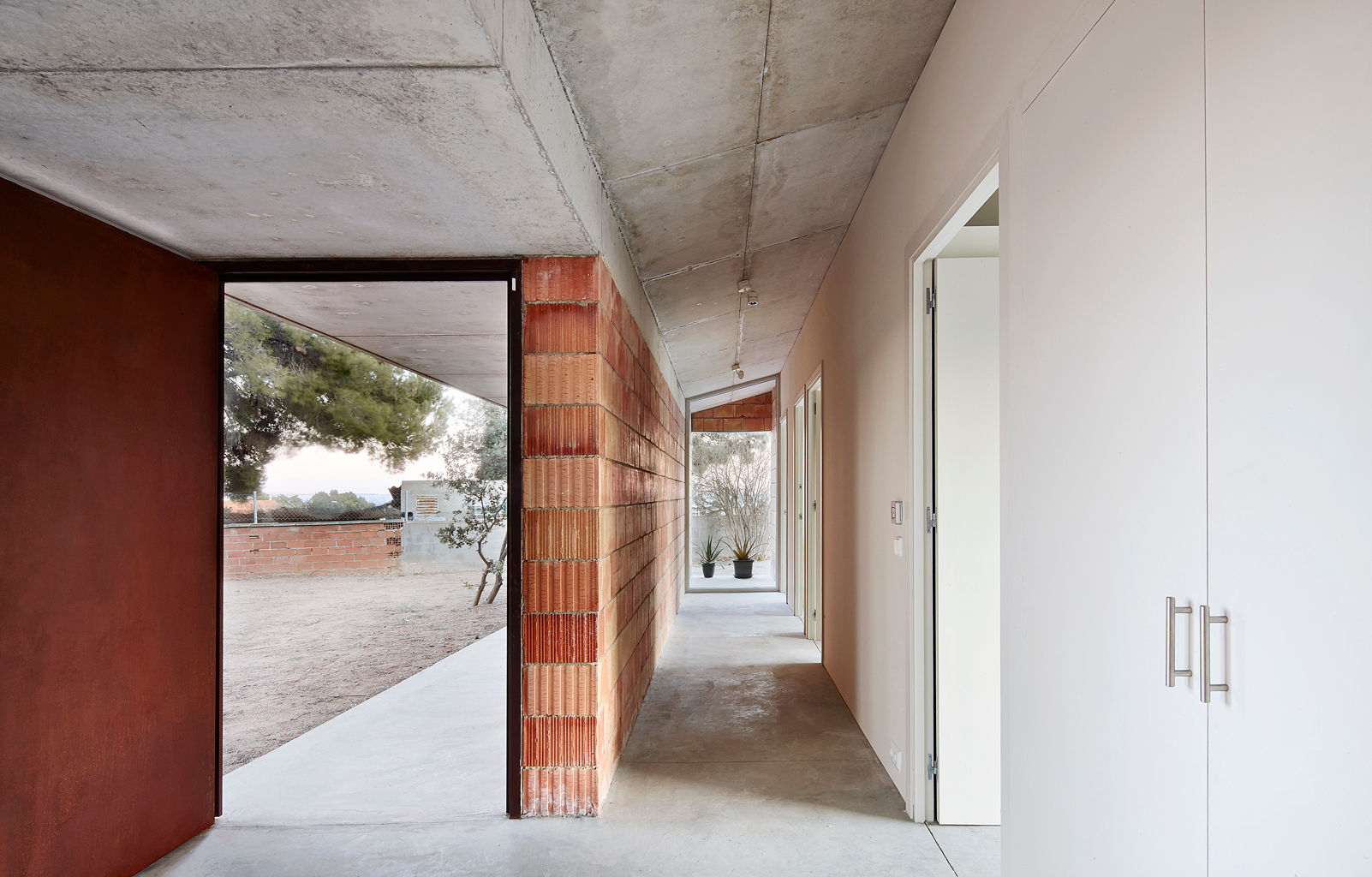 Barbacoa house, Pepe Gascón arquitectura Pepe Gascón arquitectura Industrial corridor, hallway & stairs