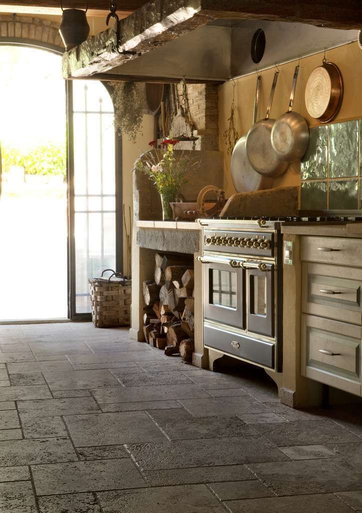 Cucina rustica di casa nella campagna toscana Pietre di Rapolano Cucina attrezzata Pietra cucina tradizionale,cucina,pavimento in marmo,lastra in pietra naturale,pavimenti,casa rustica