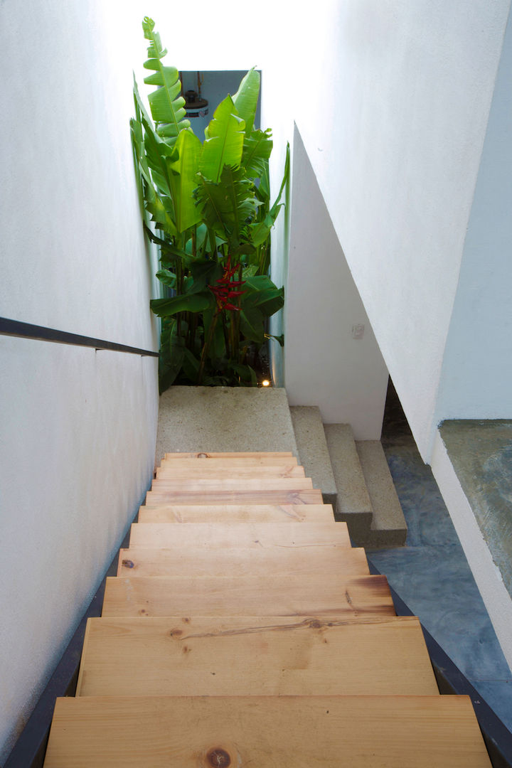 CASA XOCHIMILCO _ II, rOOtstudio rOOtstudio Modern corridor, hallway & stairs