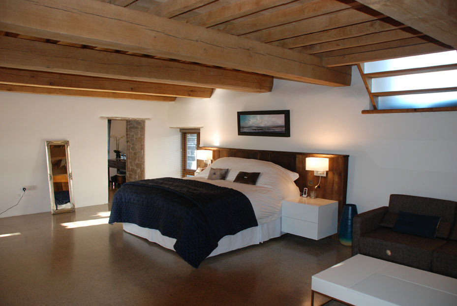 Maer Barn, Bude, Cornwall homify Modern style bedroom