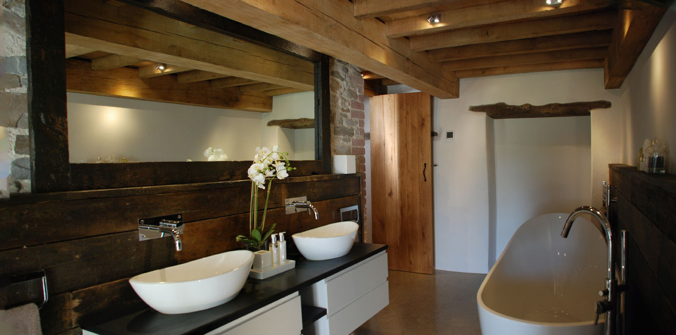 Maer Barn, Bude, Cornwall homify Modern bathroom