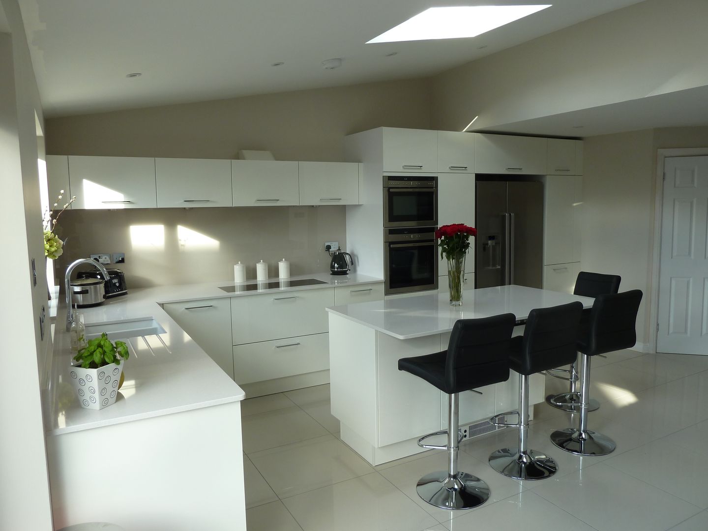 High gloss white with Silestone Blanco Norte worktops Zara Kitchen Design Nhà bếp phong cách hiện đại